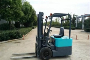 為什么三輪全電動叉車會腐蝕生銹?