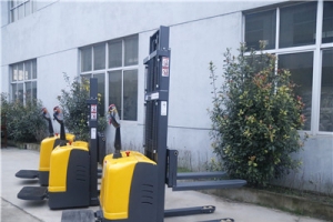 6大法則正確選購(gòu)站架式電動(dòng)堆高車(chē)!