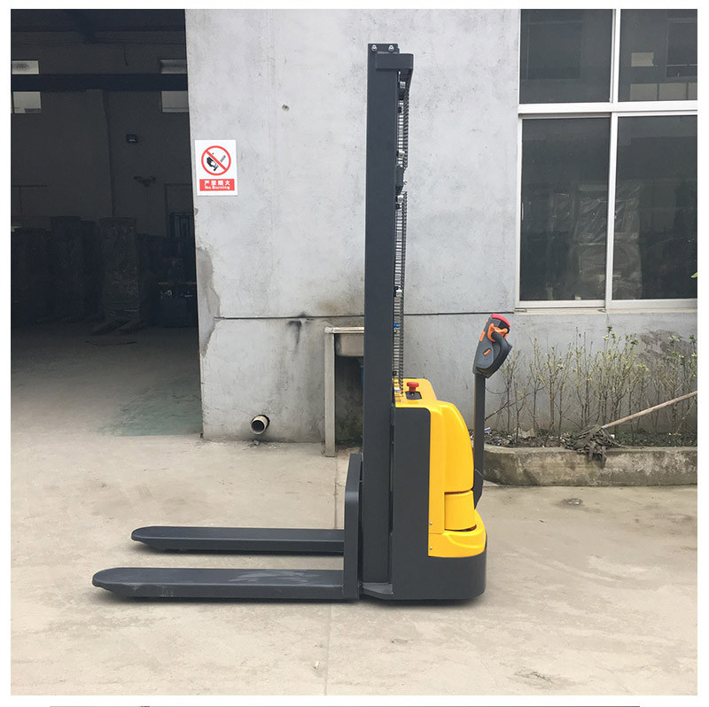 步行式全電動堆高車1