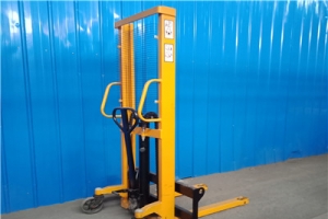 單門(mén)架手動(dòng)堆高車(chē)兩大相關(guān)問(wèn)題!