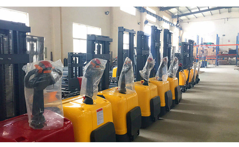 全電動自走式堆高車1