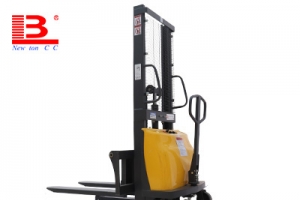 如何選購一臺優質的半電動電動堆高車?