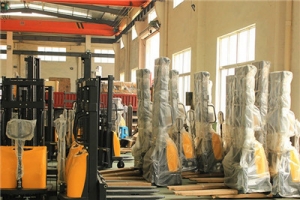 如何給輕型半電動堆高車蓄電池進行充電?應注意什么?