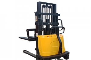 如何保養半電動堆高車電瓶？