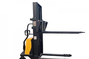 什么是半電動堆高車?