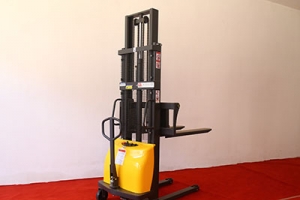 半電動堆高車應(yīng)該怎么選?都有哪些重要組件?