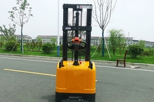 電動堆高車為什么使用液壓傳動系統？