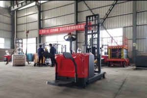 使用前移式叉車裝卸貨物需要注意什么？