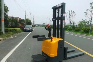 電動堆高車的蓄電池多久維護一次？