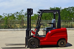 電動叉車與內(nèi)燃叉車對比:優(yōu)缺點大揭秘