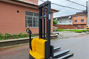 倉(cāng)儲(chǔ)成本居高不下?步行式電動(dòng)堆垛車教你高效降本!