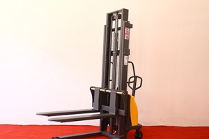 狹窄空間的搬運利器:半電動堆高車應用場景