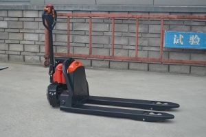 為什么聰明人都放棄手動(dòng)搬運(yùn)車?看完這款電動(dòng)搬運(yùn)車懂了