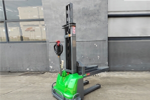 隨車叉車:物流運(yùn)輸?shù)母咝ъ`動(dòng)之翼