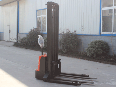 新牛盾步行式跨腿堆高車