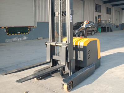 新牛盾前移式叉車