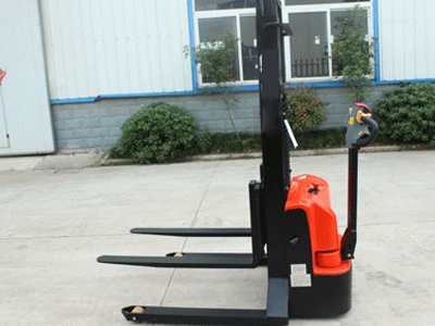 新牛盾跨腿式堆高車