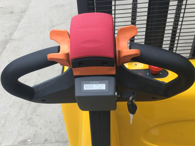 步行式堆高車手柄細節