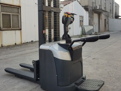 站駕式堆高車(chē)產(chǎn)品