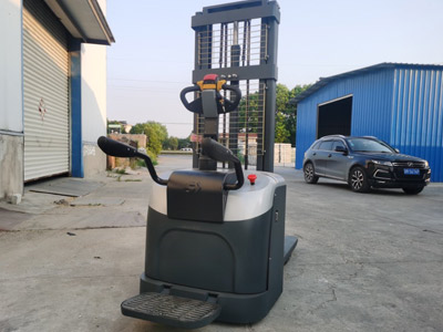 1.5噸/2噸站駕式電動(dòng)堆高車 降噪省耗能是高手！