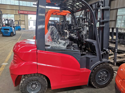 定制生產(chǎn)的3噸經(jīng)濟(jì)型柴油叉車亮點(diǎn)展示