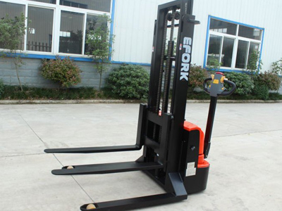 商超貨架步行跨腿電動堆高車優勢明顯！