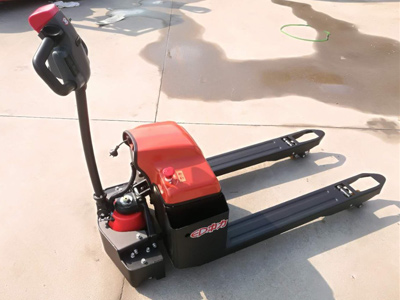 手動搬運車太累怎么辦？步行式全電動搬運車現貨來解決