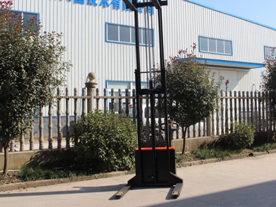 窄通道用什么堆高車合適？步行式跨腿堆高車就很不錯