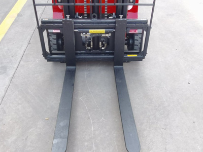 四向叉車細節展示