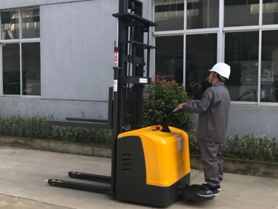 1.5噸站駕式電動雙托盤堆垛機匹配多數作業場景