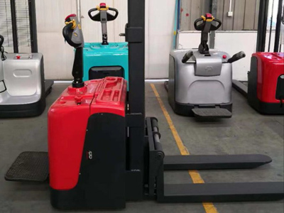 小型倉(cāng)庫(kù)堆高車(chē)推薦：站駕式全電動(dòng)堆高車(chē)好用省心