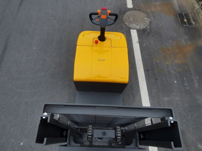 站駕式平衡重堆高車